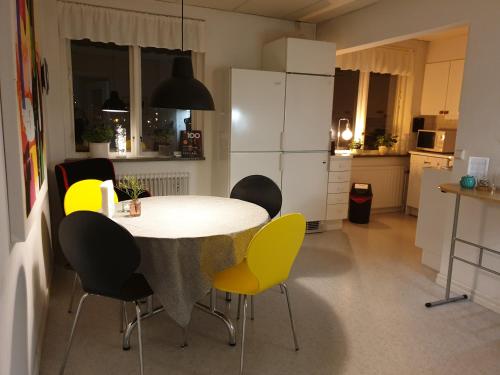 韦特兰达Rum i Centrum的厨房配有桌子和黄色椅子