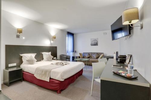 朗吉斯All Suites Appart Hôtel Aéroport Paris Orly – Rungis的酒店客房设有床和客厅。
