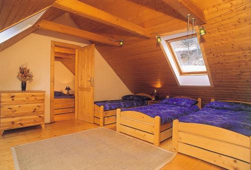 多布希纳Stara Horaren 2的一间卧室设有两张床和窗户。