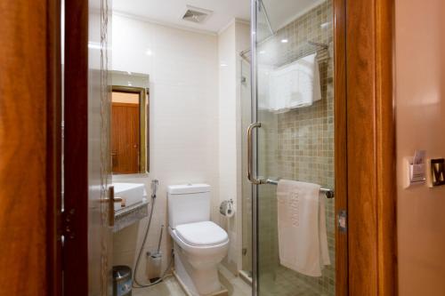 内罗毕萨博皇家酒店的一间带卫生间和玻璃淋浴间的浴室