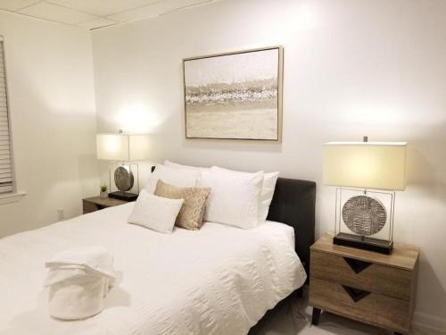 新奥尔良7 BR- Sleeps 15! Famous Lakefront Amazing Property!的一间卧室配有白色床和2个床头柜