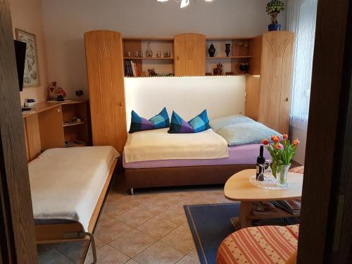 梅森Ferienwohnung Viola的一间小卧室,配有两张床和一张桌子