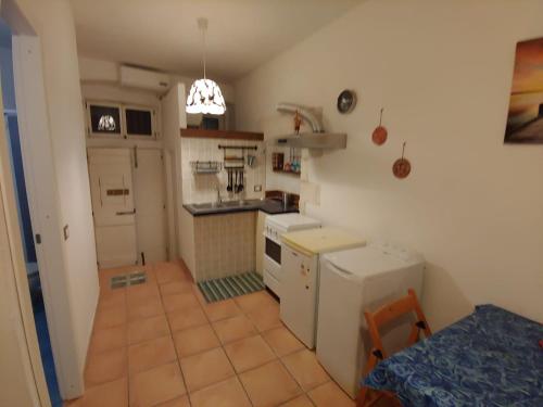 Casa Vacanze Gargano Mattinata的厨房或小厨房