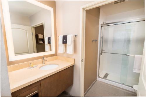 科达伦Staybridge Suites Coeur d'Alene, an IHG Hotel的一间带水槽和淋浴的浴室