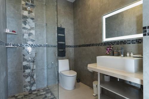 波普托Paradise Villa Eden的浴室配有卫生间、盥洗盆和淋浴。