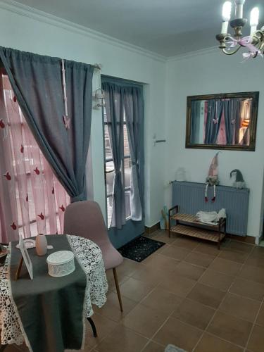 瑙吉伯尔热尼埃德奥桑温德加斯旅馆的客厅配有桌子和椅子