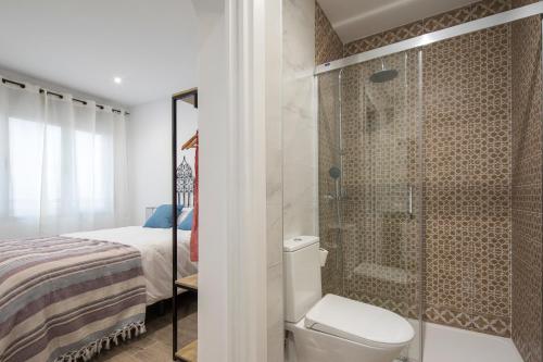 格拉纳达Mirador del Zenete的带淋浴和卫生间的浴室以及1张床。