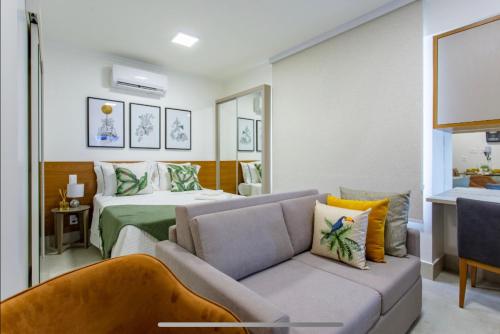 巴西利亚Kit Net Studio - II, moderna e aconchegante的客厅配有沙发和1张床
