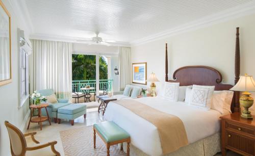 格雷斯湾棕榈特克斯凯科斯酒店的一间带大床的卧室和一间客厅