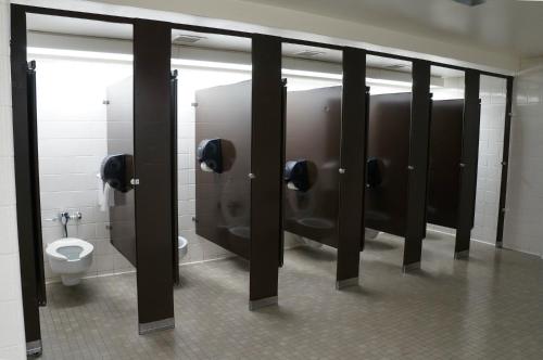 多伦多大学威尔逊霍尔酒店的一间浴室