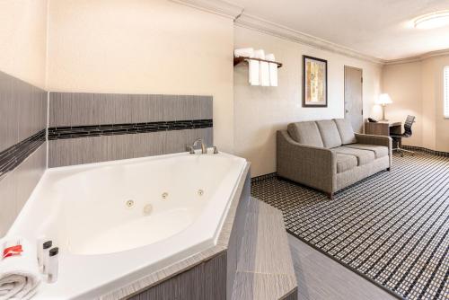 休斯顿华美达休斯敦洲际机场南酒店的客房内的浴室设有大浴缸