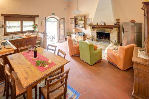 蒙特普齐亚诺博德勒风特卡斯特罗酒店的厨房以及带桌子和壁炉的客厅。