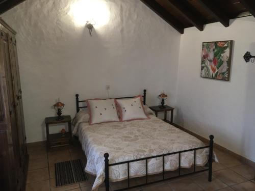 GuarazocaLa Zamora的一间卧室配有一张带两个枕头的床