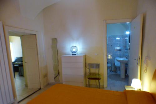 佩鲁贾In Centro Da Piero - Appartamento In Via Della Viola的客房设有一张床和一间带水槽的浴室