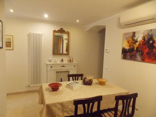 威尼斯La Casa di Sonia Apartment的用餐室配有桌椅和壁炉