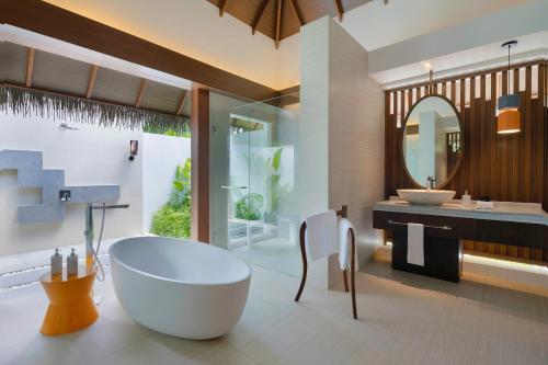 Pullman Maldives All-Inclusive Resort的一间浴室