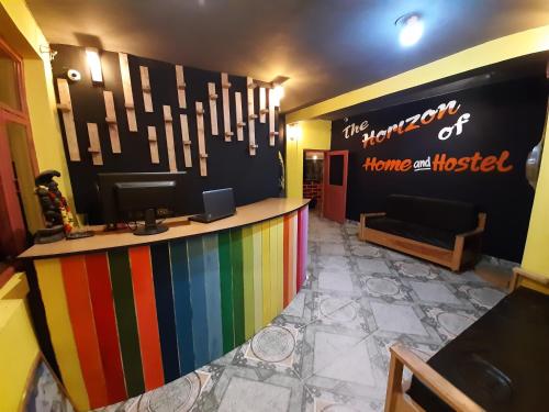 马拉里La Vaca India Manali的一间设有色彩缤纷的沙发吧的客房