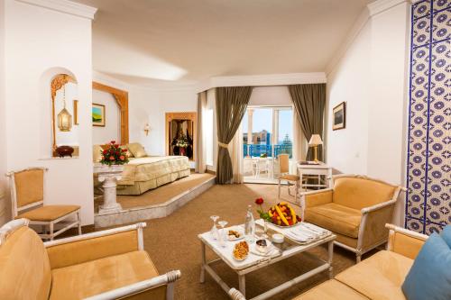 哈马马特哈斯德鲁巴尔海景温泉亚斯敏哈马马特酒店的一间设有床铺的大客厅和一间客厅