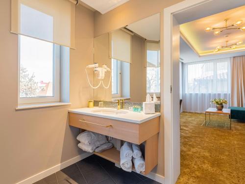 布加勒斯特Pergola Boutique Hotel的一间带水槽和镜子的浴室