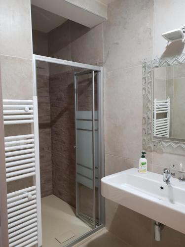 乌真托Palazzo dei Saraceni的带淋浴和盥洗盆的浴室