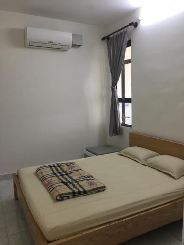潘郎JACY Apartment - Phan Rang, Ninh Thuan的一间卧室设有一张床和一个窗口