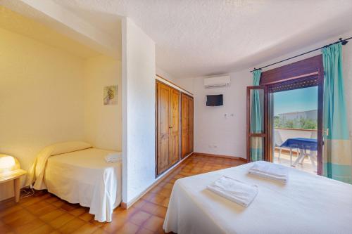 奥尔比亚马尔蓝海酒店的酒店客房设有两张床和一个阳台。
