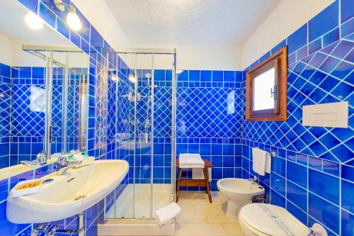 马尔蓝海酒店的一间浴室