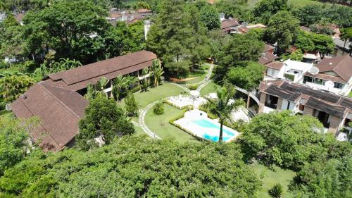 圣弗朗西斯科泽维尔Pousada Muriqui的享有带游泳池的房屋的空中景致