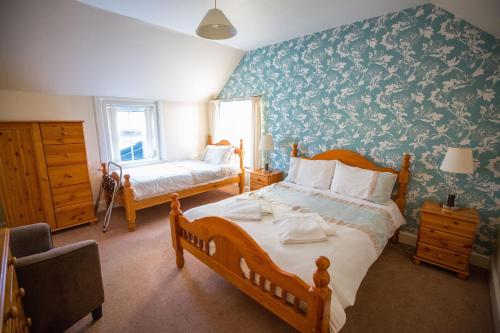Dounby史密斯费尔德酒店的卧室配有床、椅子和窗户。