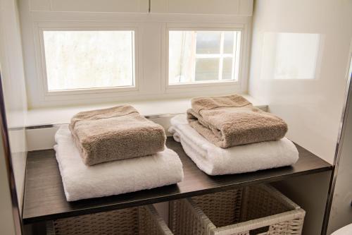 波尔图BF Suites & Apartments的浴室内架上的两条毛巾