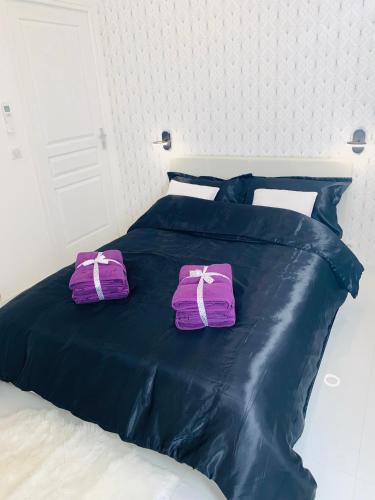 博索莱伊monaco, CHAMBRE LUXE, à 250M casino的一张黑色床,上面有两个紫色枕头