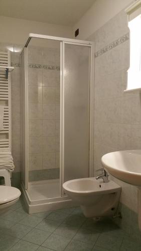 拉瓦罗内塔纳黛拉沃尔佩酒店的带淋浴、盥洗盆和卫生间的浴室