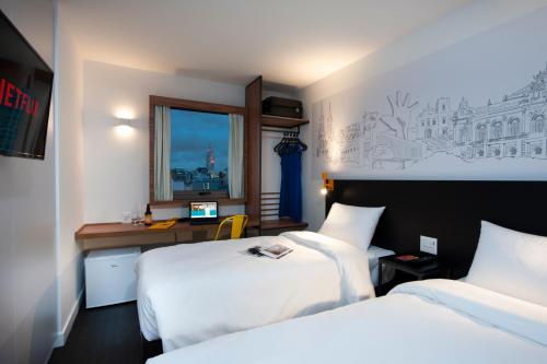 圣保罗B&B HOTEL São Paulo Luz - Centro的酒店客房设有两张床和窗户。