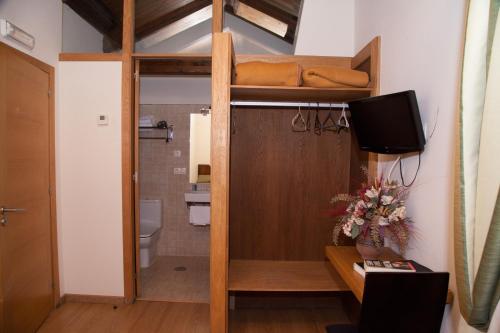 庞特维德拉宝维拉酒店的客房设有双层床、电视和浴室。