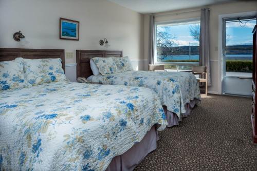 巴德克卡伯特小径汽车旅馆 的酒店客房设有两张床和窗户。