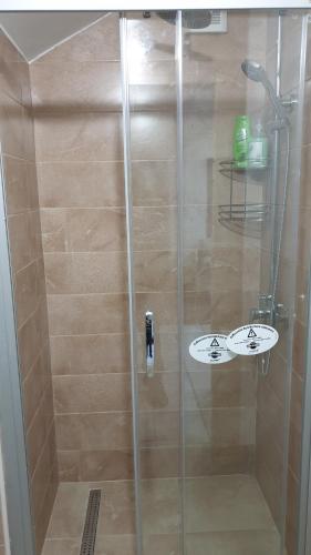 潘切沃波西卡旅馆的玻璃门淋浴,里面装有两个水槽
