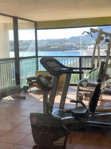 圣卡洛斯Condominios San Carlos的享有水景的健身房