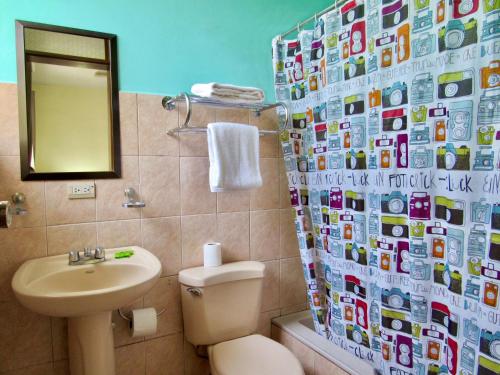 拉瓜里亚套房酒店的一间浴室