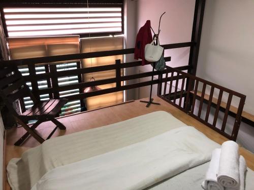 波哥大ESTAR AQUI Bogotá的客房设有床、椅子和窗户。