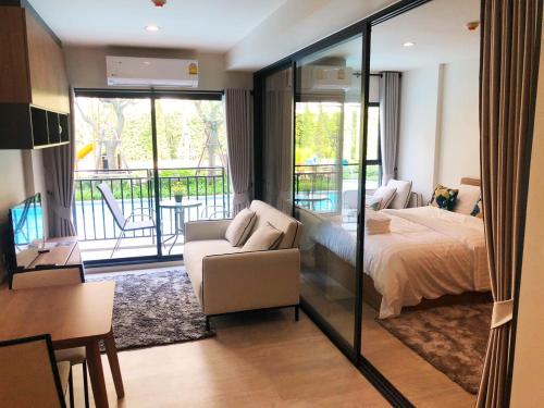 La Casita pool access condo HuaHin客房内的一张或多张床位