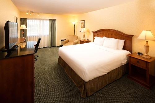肯纳威克肯纳威克哥伦比亚中心红狮酒店的酒店客房设有一张大床和一台电视。