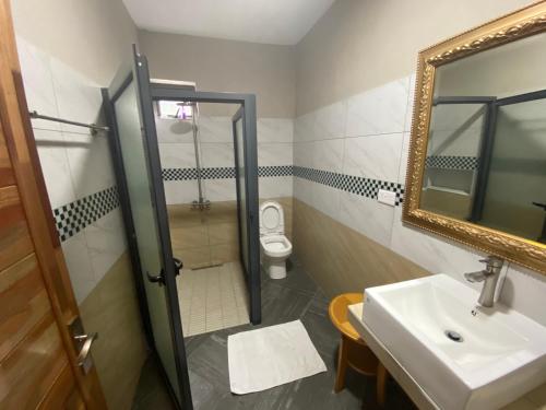 格兰贝伊KSTUDIOS的带淋浴、盥洗盆和镜子的浴室