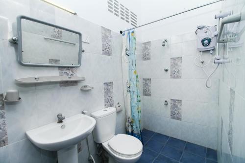 科伦坡Leo's Home Stay的浴室配有卫生间、盥洗盆和淋浴。