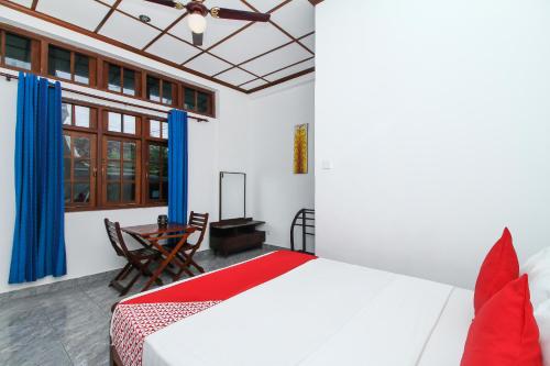 科伦坡Leo's Home Stay的卧室配有一张床和一张桌子