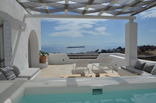 克里希阿克提Villa LIMANI Paros的海景庭院内的游泳池