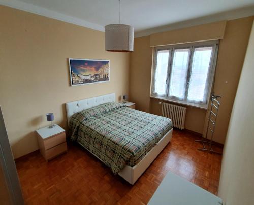 福萨诺Alloggio Primosole的一间小卧室,配有床和窗户