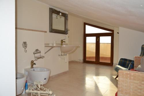 萨萨里维拉亚住宿加早餐旅馆的客房内设有带水槽和浴缸的浴室