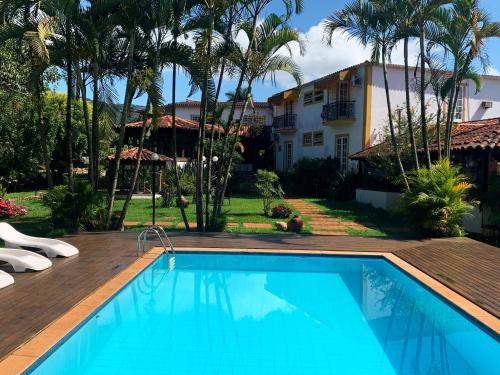 蒂拉登特斯瑞尔别墅旅馆的棕榈树屋前的游泳池