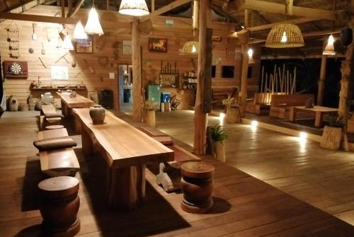Ban KiangtatTad Lo - FANDEE ISLAND - Bolaven Loop Pakse的木结构建筑中带桌子和凳子的房间