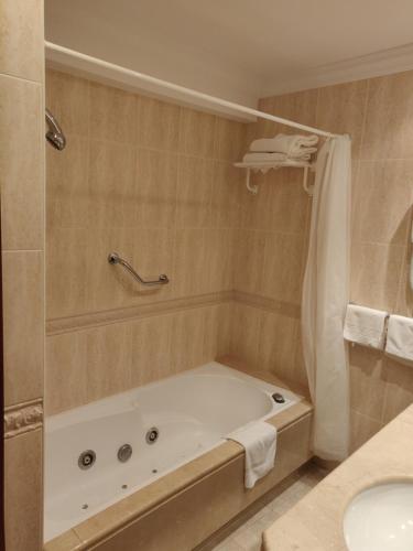 帕德隆谢夫里维拉酒店的带浴缸、卫生间和盥洗盆的浴室